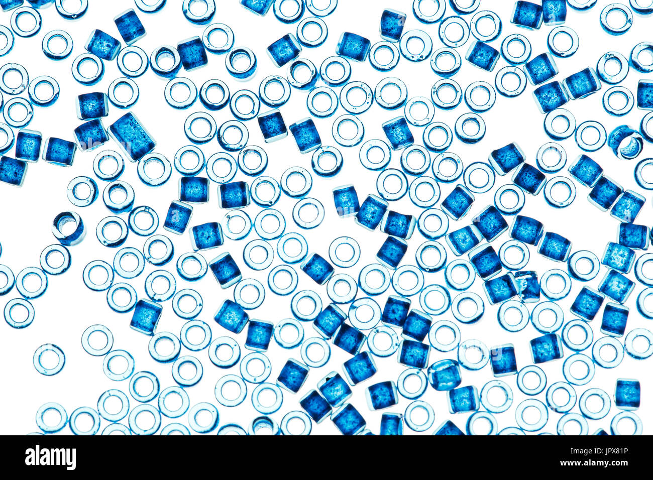 Blaue Glasperlen isoliert auf weißem Hintergrund. Stockfoto