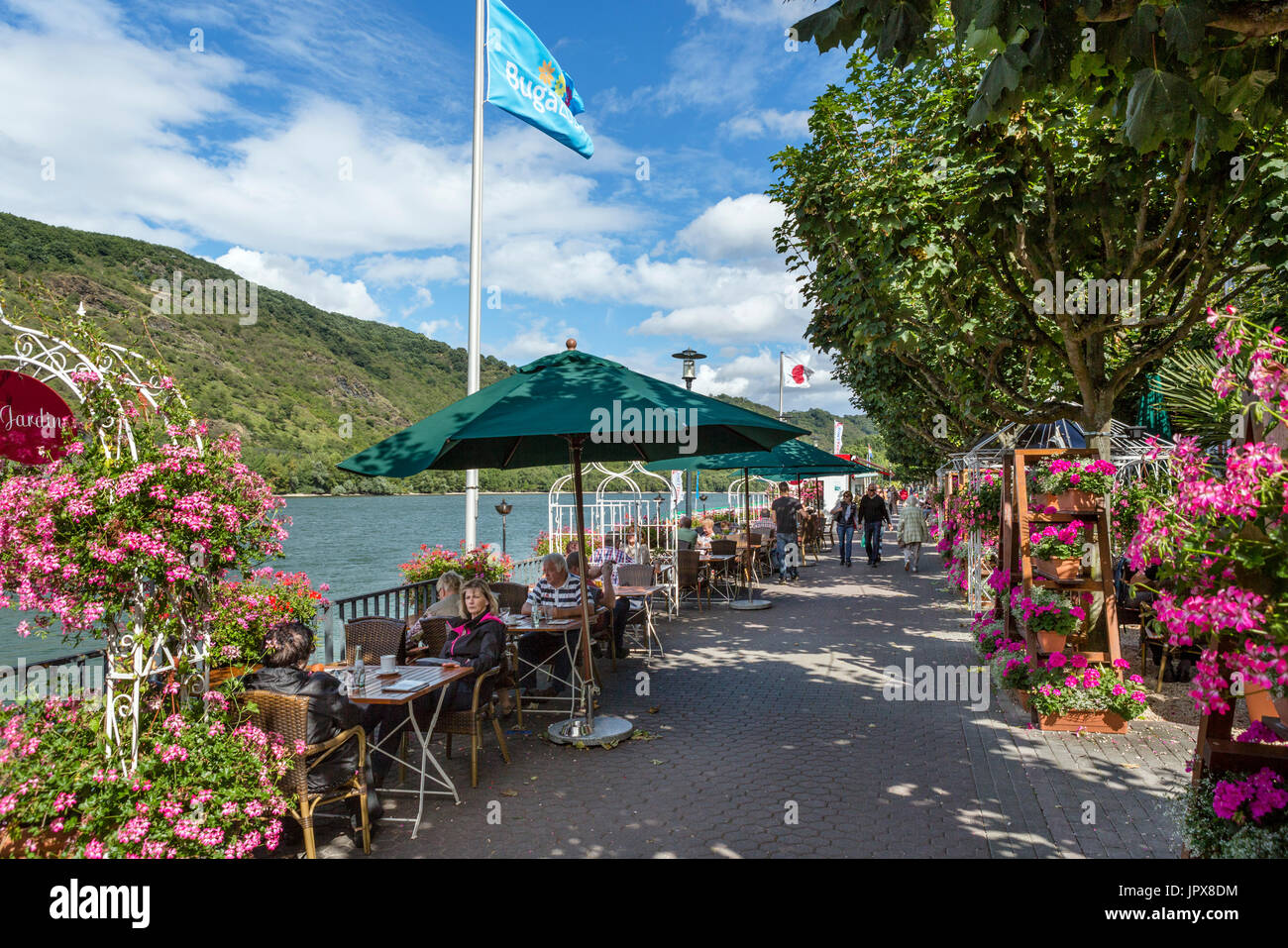 Cafe an der Riverfront Promenade in Boppard am Rhein, Rheinland-Pfalz, Deutschland Stockfoto
