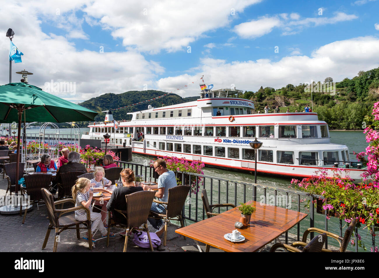 Cruise Boot und Café an der Riverfront Promenade in Boppard am Rhein, Rheinland-Pfalz, Deutschland Stockfoto