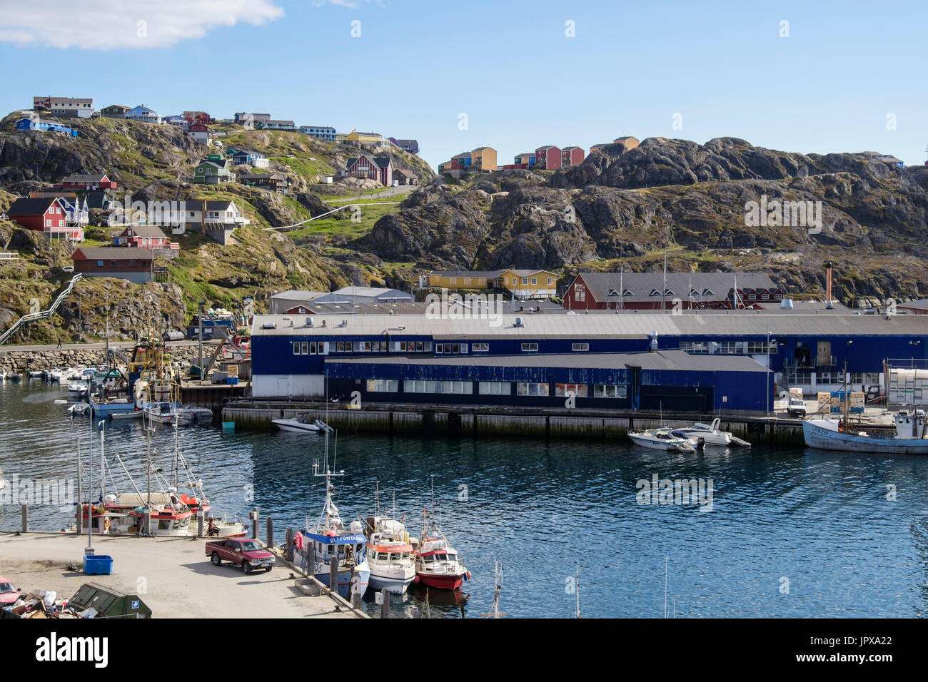 Royal Greenland Fischfabrik am Hafen. (Sisimiut Holsteinsborg), Qeqqata, Grönland. Zweitgrößte Stadt und Nördlichste ganzjährig eisfreien Hafen Stockfoto