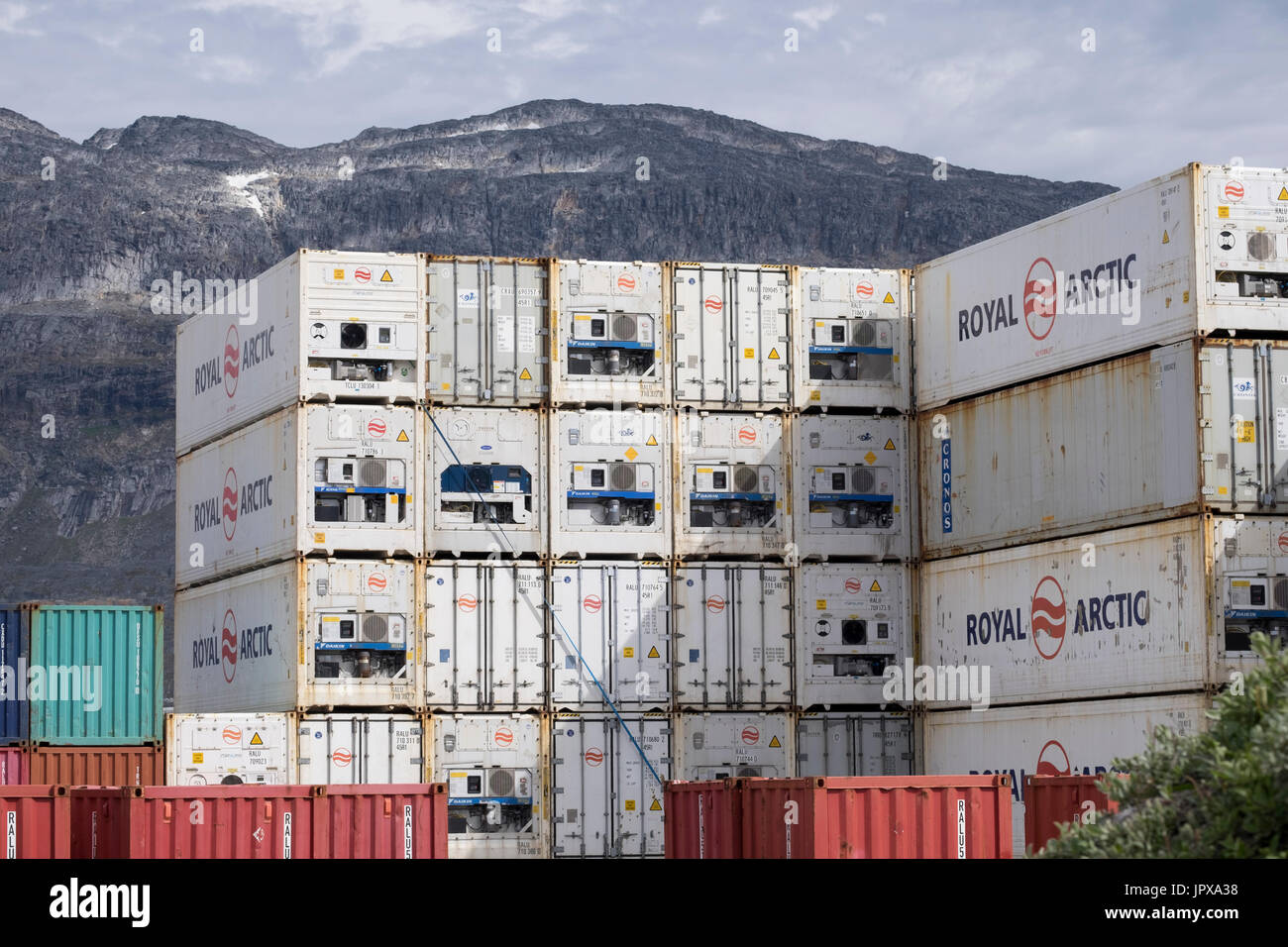Royal Arctic Line Versandbehälter mit Temperiergeräte am Kai im Hafen von Nuuk Grönland. Stockfoto