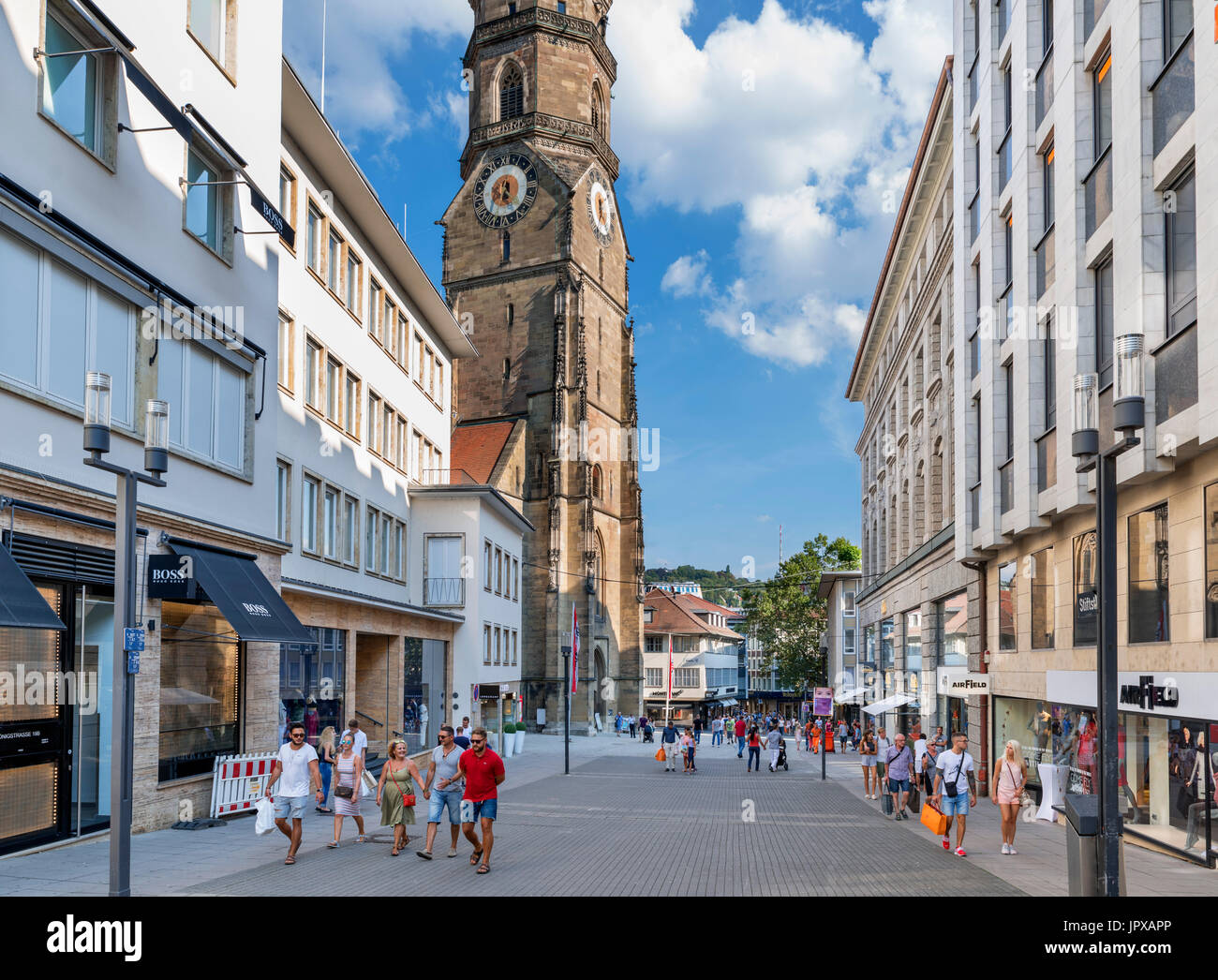 Geschäfte am Johannes-Brenz-Platz, direkt an der Konigstrassse, mit Blick auf Stiftskirche, Stuttgart, Baden-Württemberg, Deutschland Stockfoto