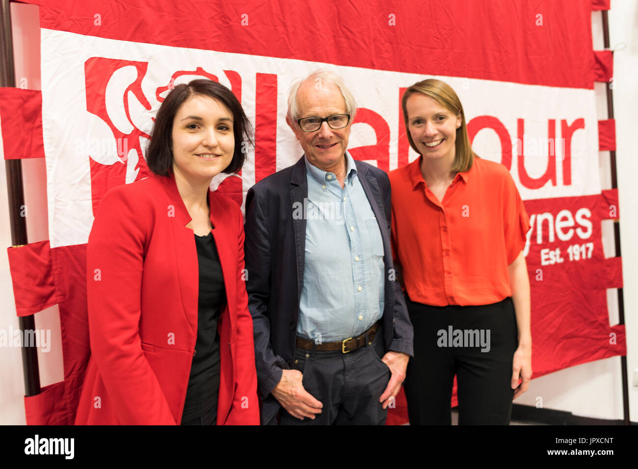 Regisseur Ken Loach mit den beiden Kandidaten für Milton Keynes, Charlene Pullen und Hannah O'Neill im Jahr 2017 Stockfoto