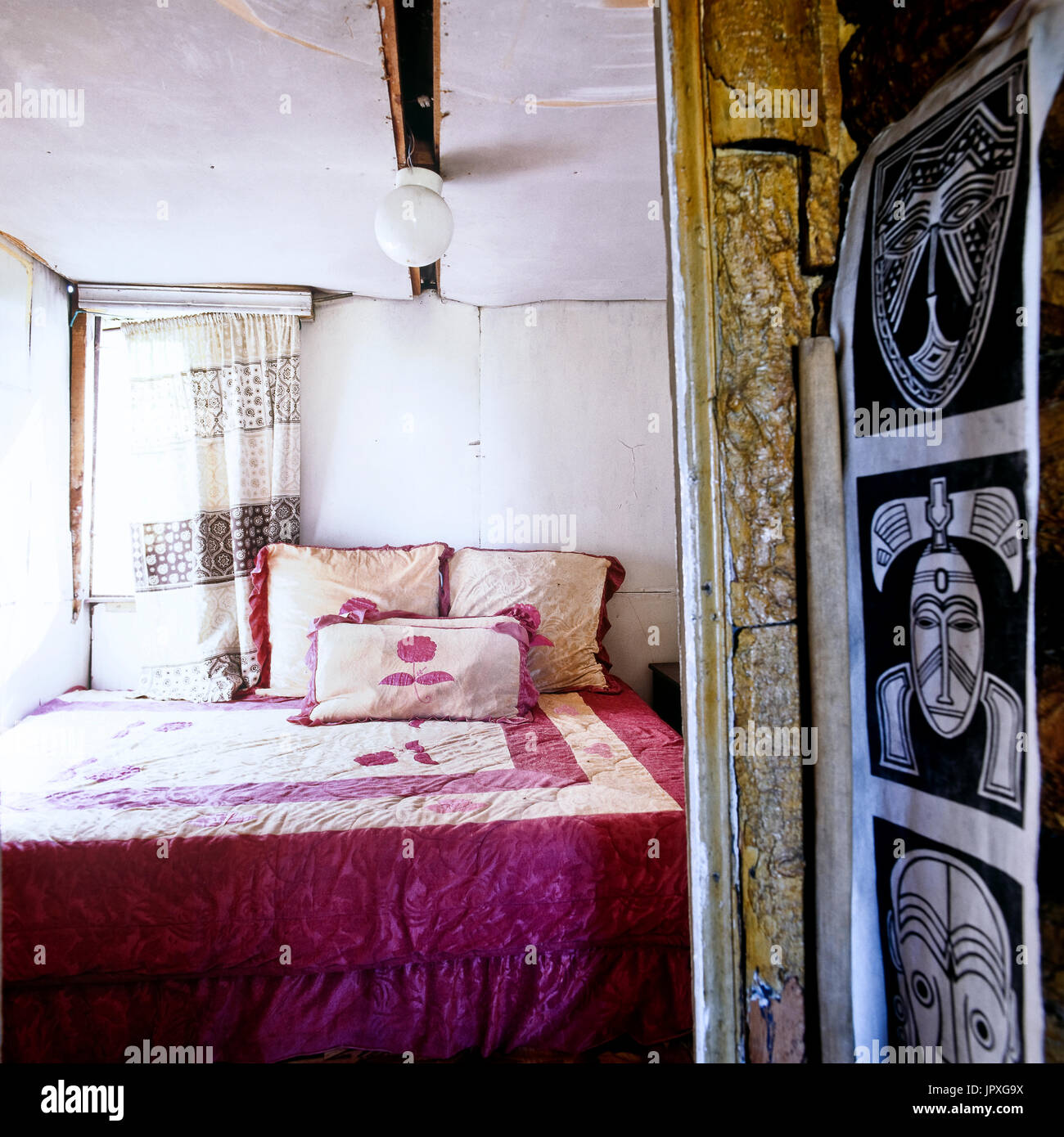 Schlafzimmer mit gemusterte Bettwäsche Stockfoto