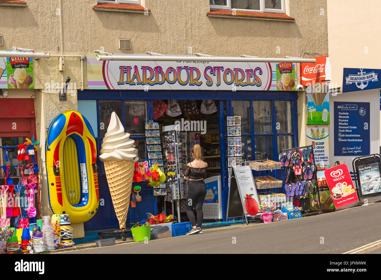 Lyme Regis Harbour Shops Shop bei Lyme Regis, Dorset im Juli Stockfoto