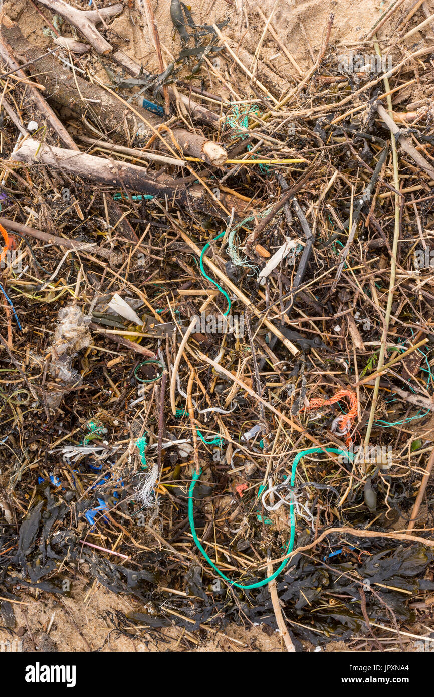 Haufen von verschiedenen Müll am Strand abgeholt. Atlantikküste. La France. Stockfoto