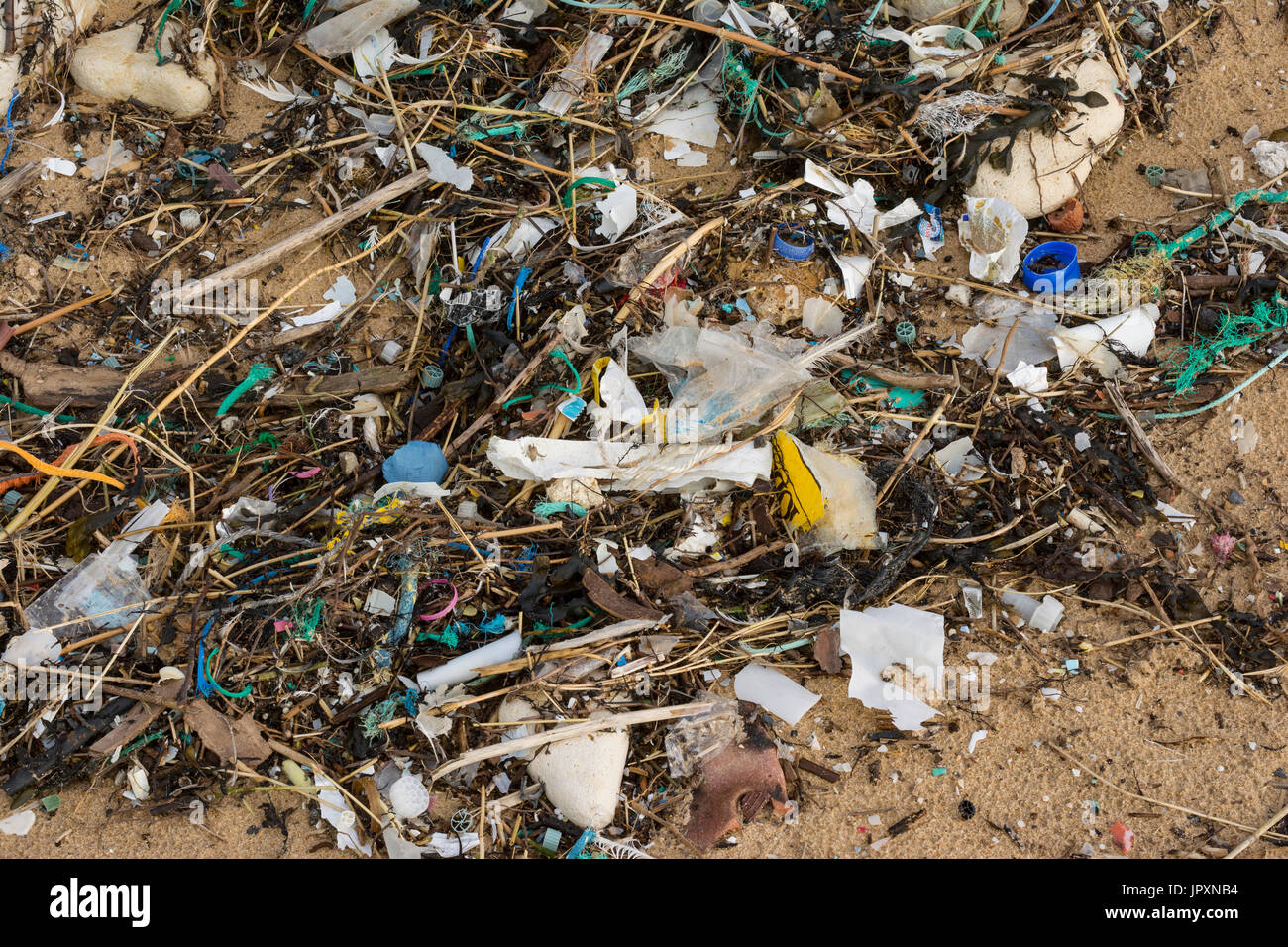 Haufen von verschiedenen Müll am Strand abgeholt. Atlantikküste. La France. Stockfoto
