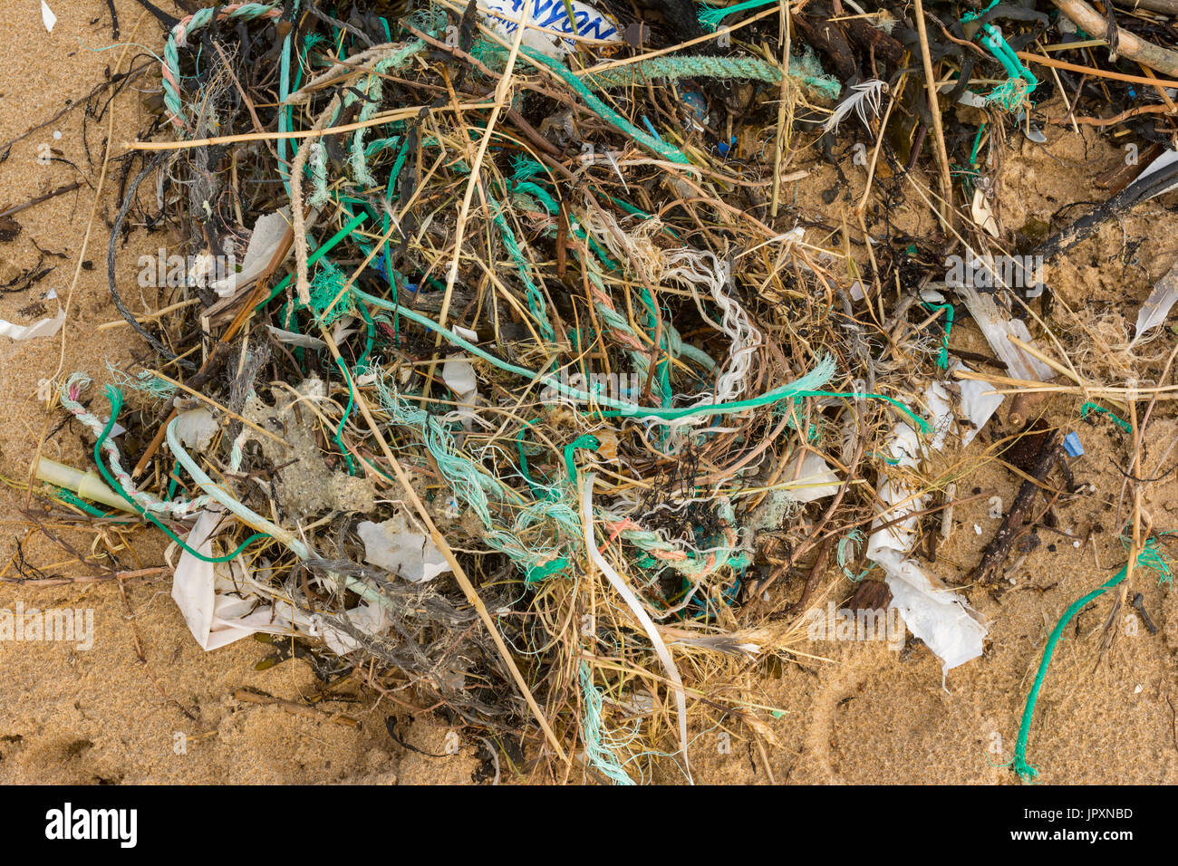 Haufen von verschiedenen Müll am Strand abgeholt. Atlantikküste. La France. Stockfoto