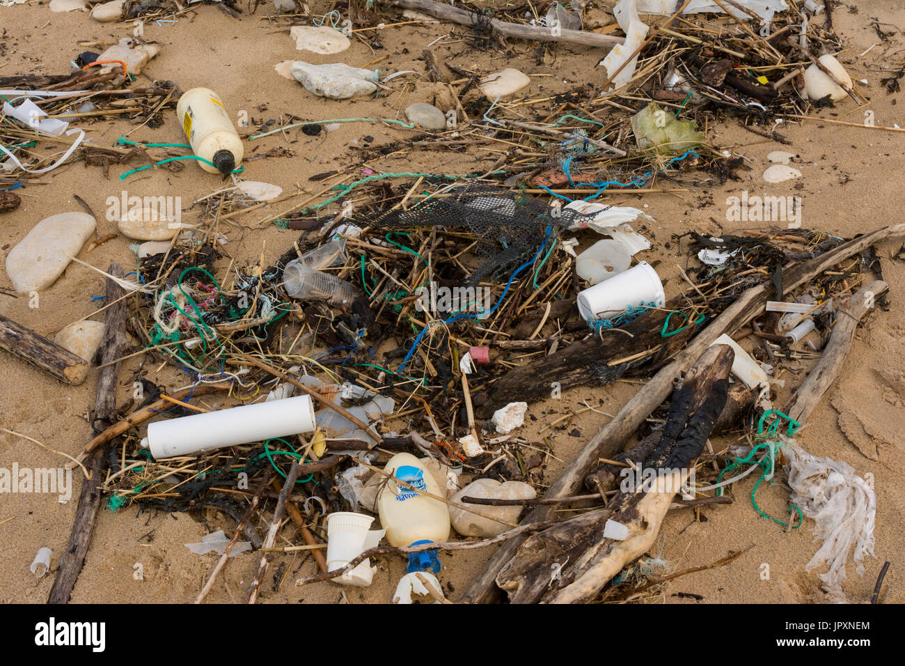 Haufen von verschiedenen Müll am Strand abgeholt. Atlantikküste. La France. Stockfoto