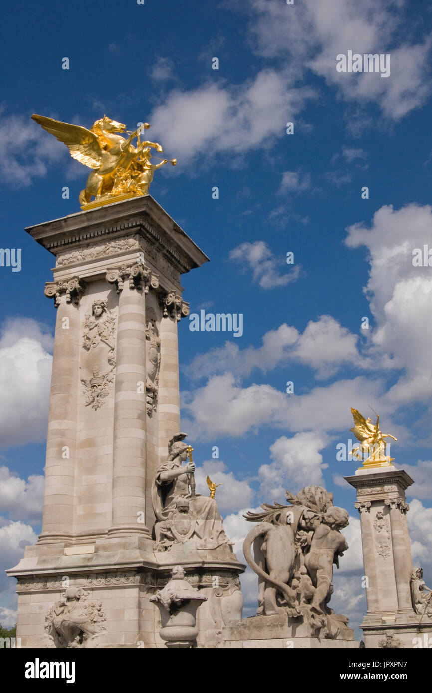 Goldene Statuen von geflügelten Pferden auf der Oberseite der Säulen schmücken die Pont Alexandre III in Paris, Frankreich. Stockfoto