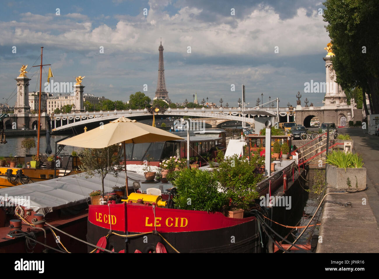 Hausboot gefesselt auf der Bank der Seine in Paris, Frankreich. Stockfoto