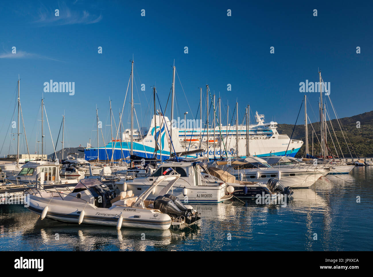 Segelboote im Yachthafen, M/F Kalliste Fähre am Pier hinter, am Golfe de Valinco Propriano, Corse-du-Sud, Korsika, Frankreich Stockfoto