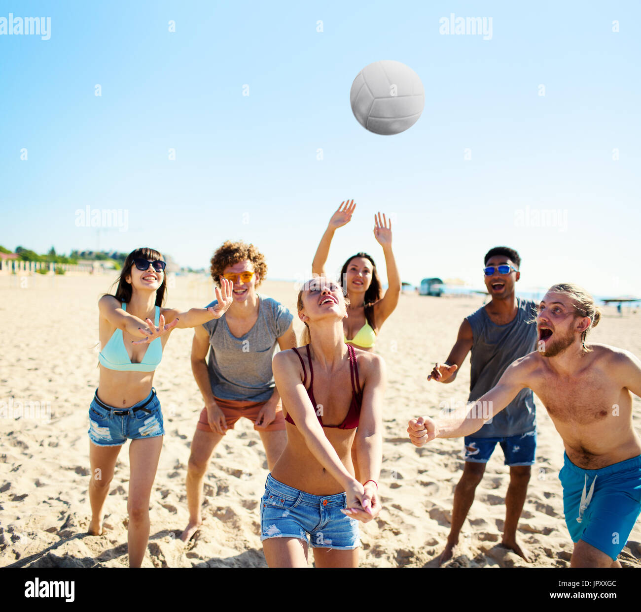 Gruppe von Freunden zu Beach-Volleyball am Strand spielen Stockfoto