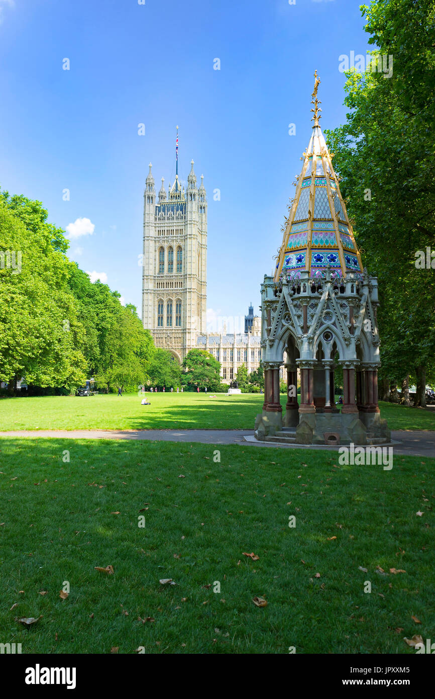LONDON, ENGLAND - AUGUST 2012; Buxton Memorial Fountain und Victoria Tower. Stockfoto