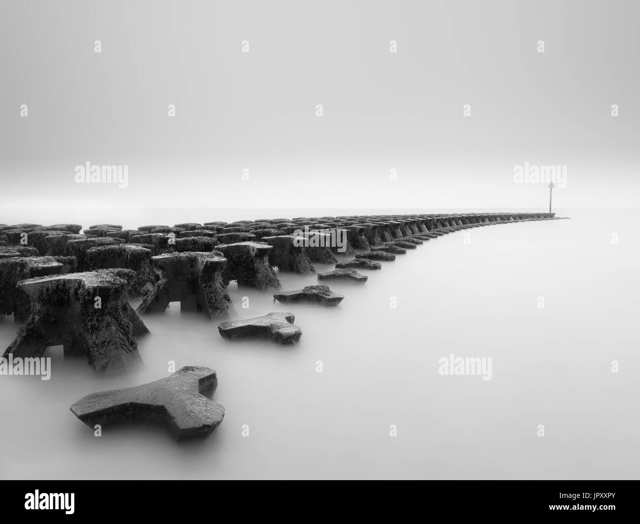 Langzeitbelichtung Bild Meer Verteidigungen in Felixstowe. Stockfoto