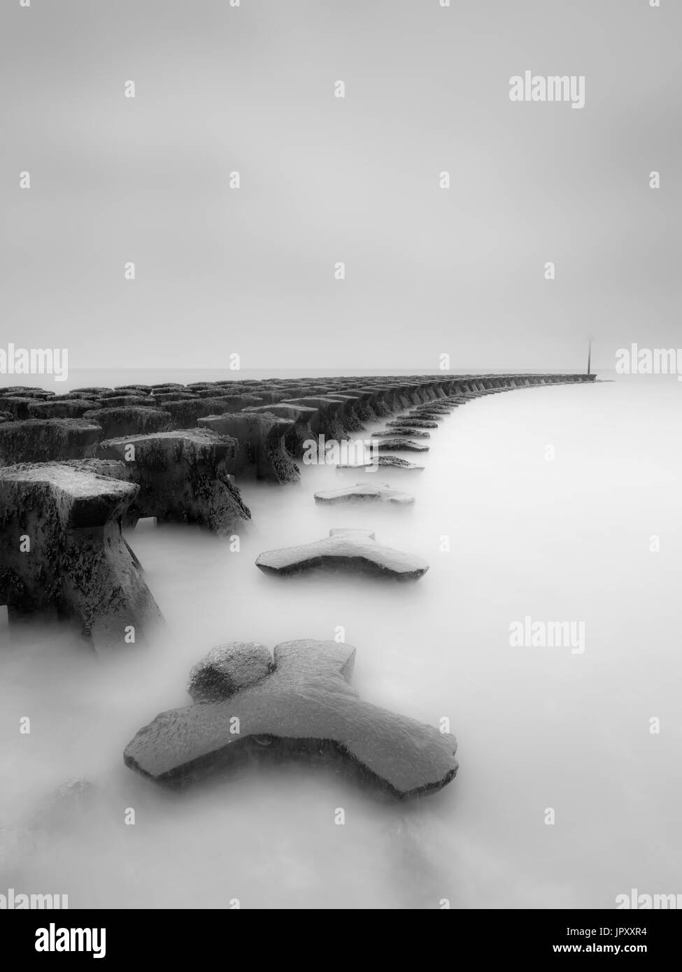 Langzeitbelichtung Bild Meer Verteidigungen in Felixstowe. Stockfoto
