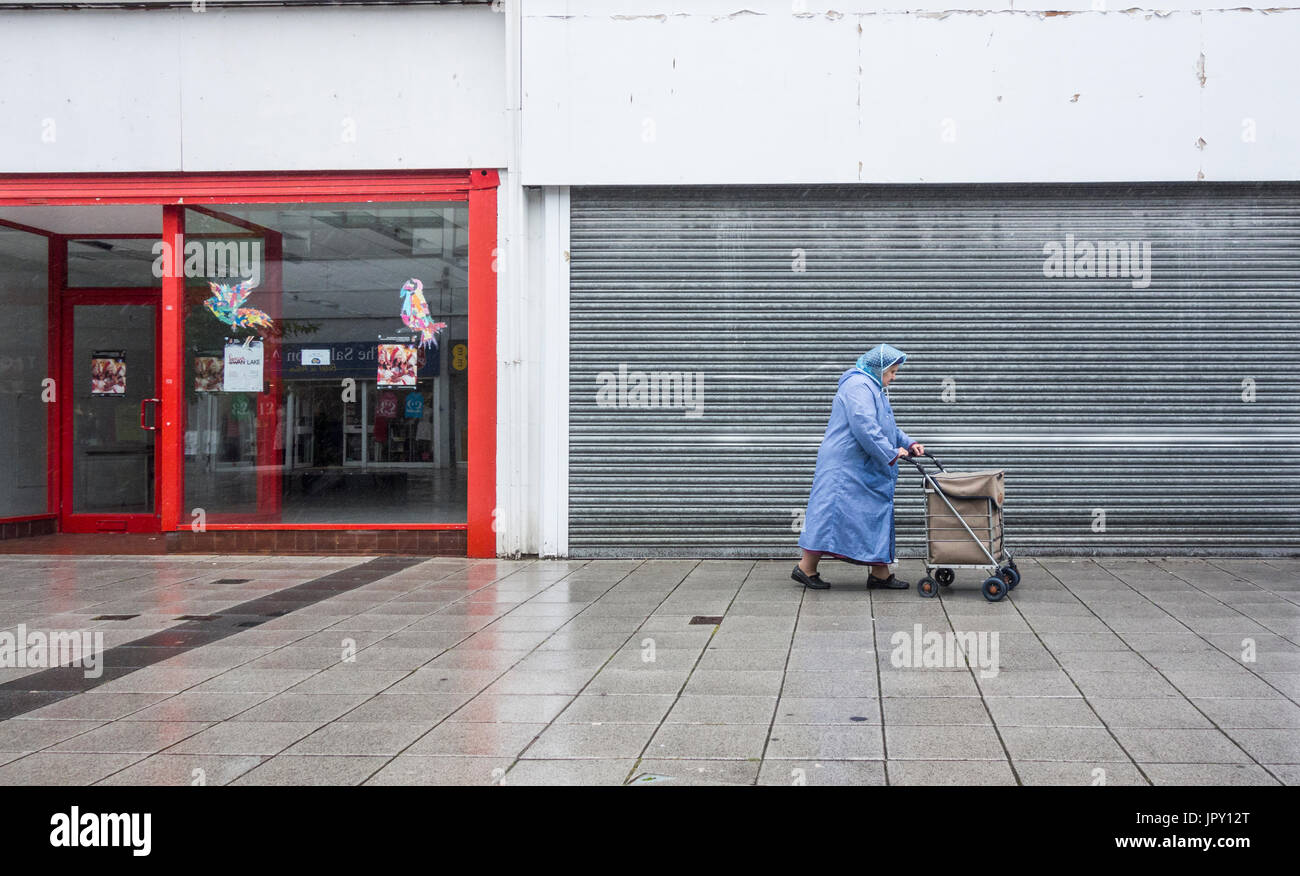 Billingham, Nord-Ost-England, UK. 2. August 2017. UK-Wetter: Shopping im Regen, Starkregen kommt schließlich im Nordosten Englands. Bildnachweis: ALAN DAWSON/Alamy Live-Nachrichten Stockfoto