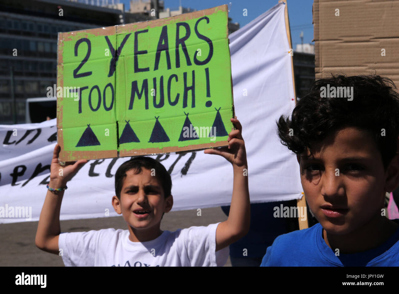 Athen, Griechenland. 2. August 2017. Ein Junge Proteste vor der deutschen Botschaft im Zentrum von Athen, Hauptstadt von Griechenland, am 2. August 2017. Hunderte Flüchtlinge leben in Auffanglagern, Hotels und Mietwohnungen in ganz Griechenland inszeniert eine symbolische friedliche Demonstration hier Mittwoch gegen den schleppenden Fortgang der Umzüge nach Deutschland für die Familienzusammenführung. Bildnachweis: Marios Lolos/Xinhua/Alamy Live-Nachrichten Stockfoto