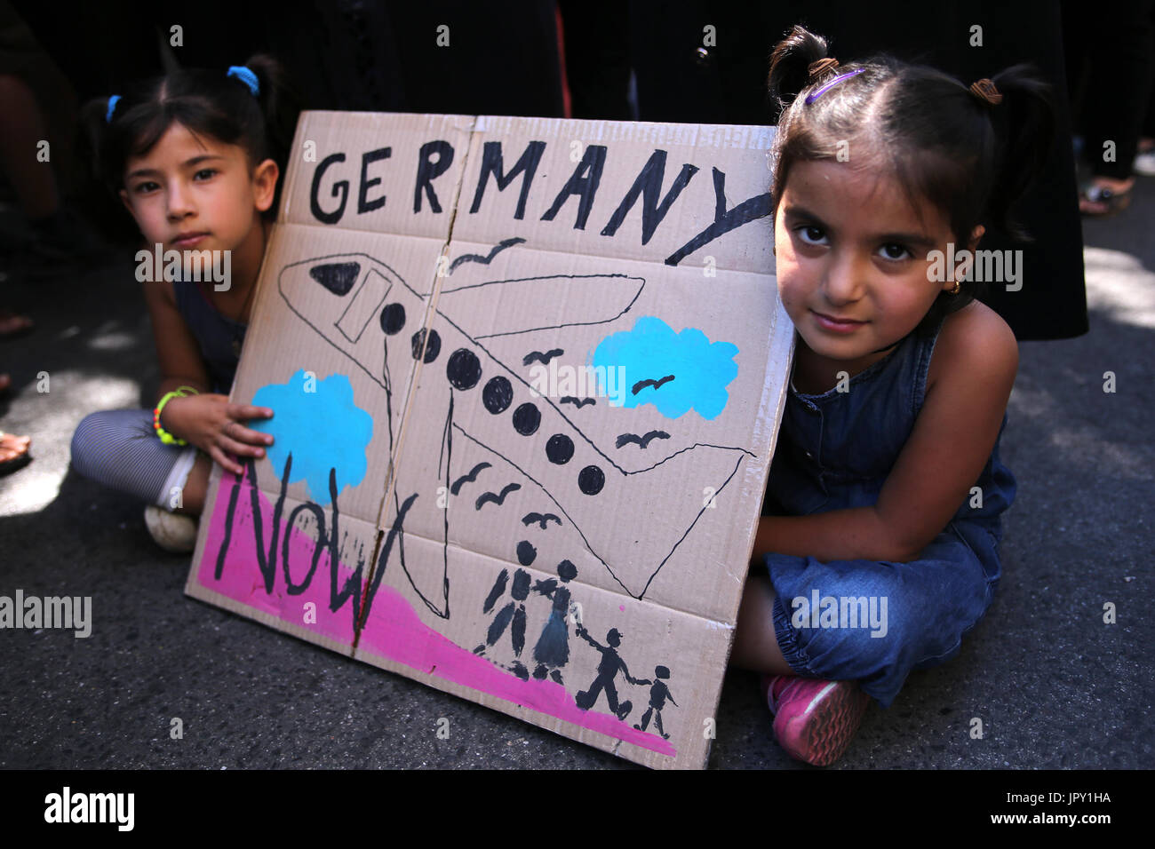 Athen, Griechenland. 2. August 2017. Kinder protestieren vor der deutschen Botschaft im Zentrum von Athen, Hauptstadt von Griechenland, am 2. August 2017. Hunderte Flüchtlinge leben in Auffanglagern, Hotels und Mietwohnungen in ganz Griechenland inszeniert eine symbolische friedliche Demonstration hier Mittwoch gegen den schleppenden Fortgang der Umzüge nach Deutschland für die Familienzusammenführung. Bildnachweis: Marios Lolos/Xinhua/Alamy Live-Nachrichten Stockfoto