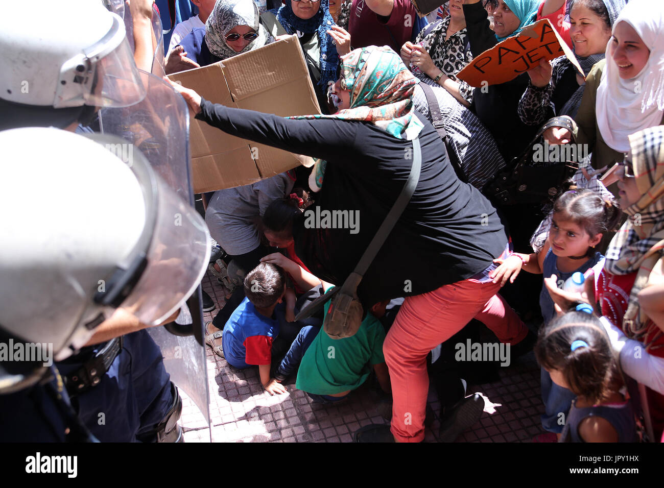 Athen, Griechenland. 2. August 2017. Flüchtlinge protestieren vor der deutschen Botschaft im Zentrum von Athen, Hauptstadt von Griechenland, am 2. August 2017. Hunderte Flüchtlinge leben in Auffanglagern, Hotels und Mietwohnungen in ganz Griechenland inszeniert eine symbolische friedliche Demonstration hier Mittwoch gegen den schleppenden Fortgang der Umzüge nach Deutschland für die Familienzusammenführung. Bildnachweis: Marios Lolos/Xinhua/Alamy Live-Nachrichten Stockfoto