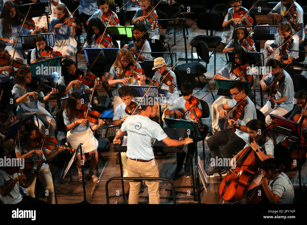 Athen, Griechenland. 1. August 2017. Ron Davis Alvarez, künstlerischer Leiter von El Sistema Schweden führt das Sistema-Europa-Jugendorchester im Odeon des Herodes Atticus in Athen, Griechenland, am 1. August 2017. Mehr als 421 El Sistema Studenten der 27 Nationen aus ganz Europa, im Alter von 10 bis 20 Jahre alt, nahmen an das Konzert feiern die Fähigkeit der Musik, Nationen, Religionen und Kulturen zu vereinen. Bildnachweis: Marios Lolos/Xinhua/Alamy Live-Nachrichten Stockfoto