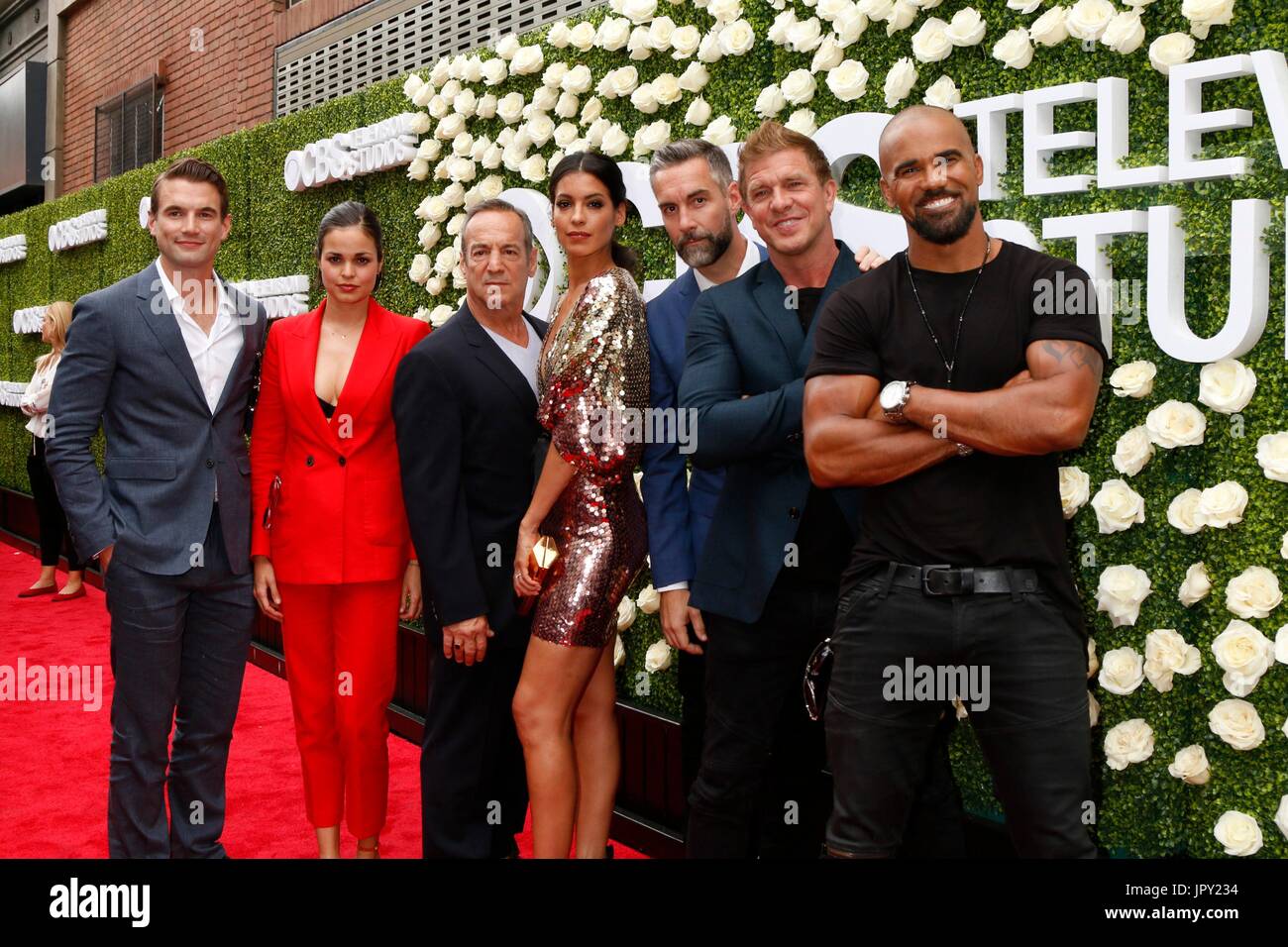 Los Angeles, CA, USA. 1. August 2017. Alex Russell, Lina Esco. Peter Onorati, Stephanie Sigman, Jay Harrington, Kenny Johnson, Shemar Moore im Ankunftsbereich für TCA Summer Press Tour: CBS Television Studios jährliche Sommer-Soirée, CBS Studio Center, Los Angeles, CA 1. August 2017. : Priscilla Grant/Everett Collection Bildnachweis: Everett Collection Inc/Alamy Live-Nachrichten Stockfoto