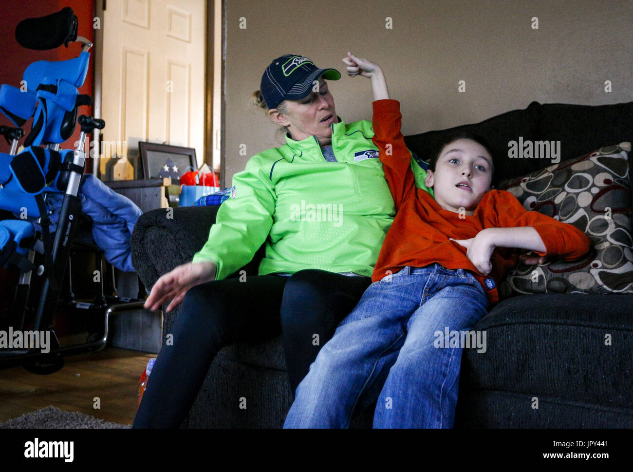 Davenport, Iowa, USA. 12. Januar 2017. Tina McDermott sitzt mit ihrem Sohn, Ryan, 10, als er einen kurzen Anfall in Davenport McDermott Zuhause auf Donnerstag, 12. Januar 2017 hat. McDermott war als Kleinkind mit Dravet-Syndrom, einer schweren Form von Epilepsie diagnostiziert und hat derzeit zwischen 10 und 20 Anfälle pro Tag. Eine Cannabis-Öl-Studie durch die Universität von Iowa funktionierte nicht für McDermott, aber er wird in Kürze eine Studie durch die Mayo-Klinik namens Fenfluramin Bewertung bei seltenen Epilepsie beginnen. Bildnachweis: Andy Abeyta/Quad-Stadt-Zeiten / ZUMA Draht/Alamy Live News Stockfoto