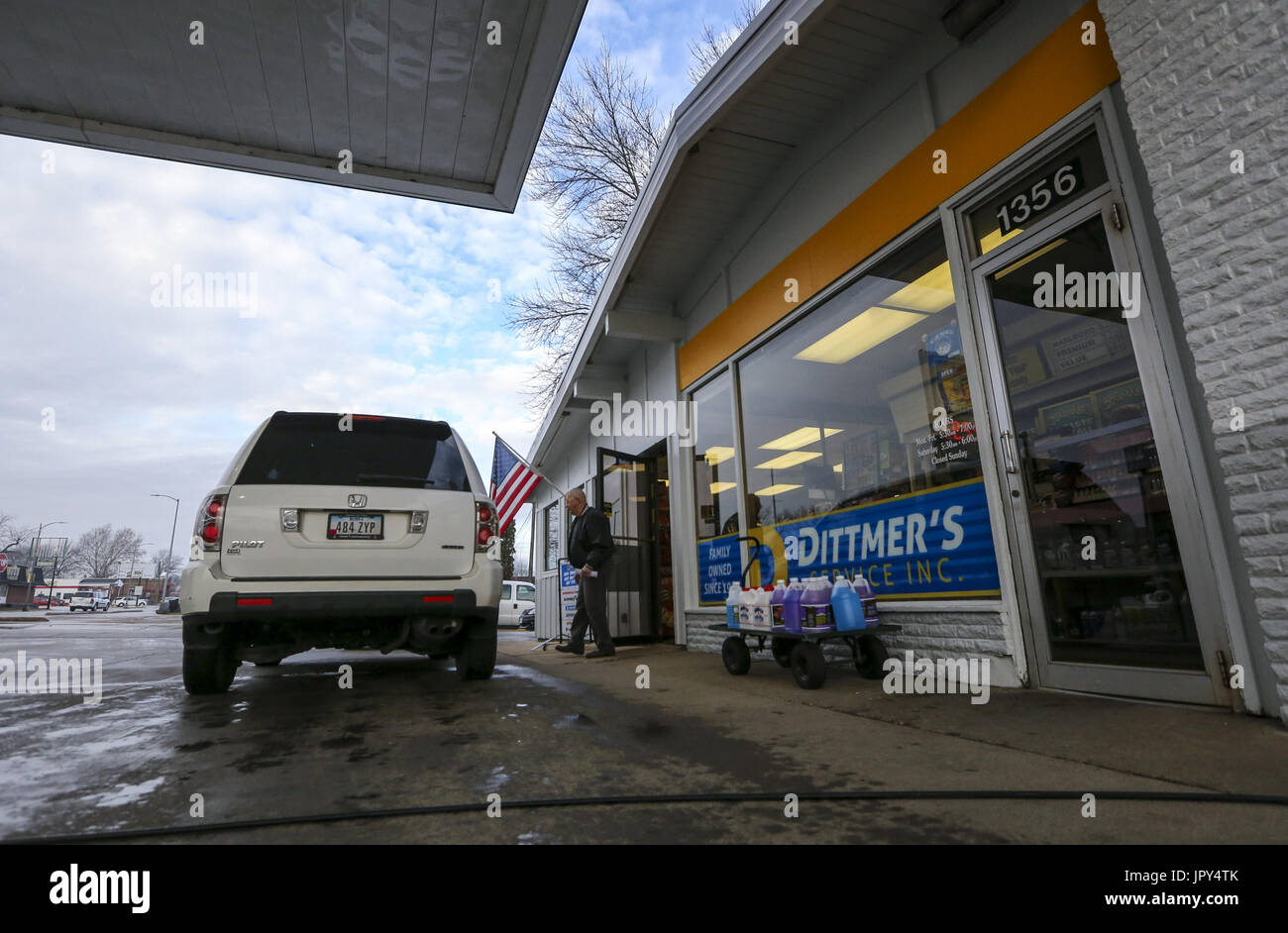 Davenport, Iowa, USA. 19. Januar 2017. Jim Clauson von Davenport geht zu seinem Auto, nachdem das Öl bei Dittmer Service in Davenport auf Donnerstag, 19. Januar 2017 geändert wird. Im Januar 2016 besaß die Familie Full-Service-Tankstelle trennten sich die Wege bei der Shell Oil Company. Die vier-Pumpstation verloren diese der großen Öl-Zugehörigkeit als Gebrüder Dittmer sich weigerte, den multinationalen Öl und Benzin Unternehmenserwartungen entsprechen. Bildnachweis: Andy Abeyta/Quad-Stadt-Zeiten / ZUMA Draht/Alamy Live News Stockfoto