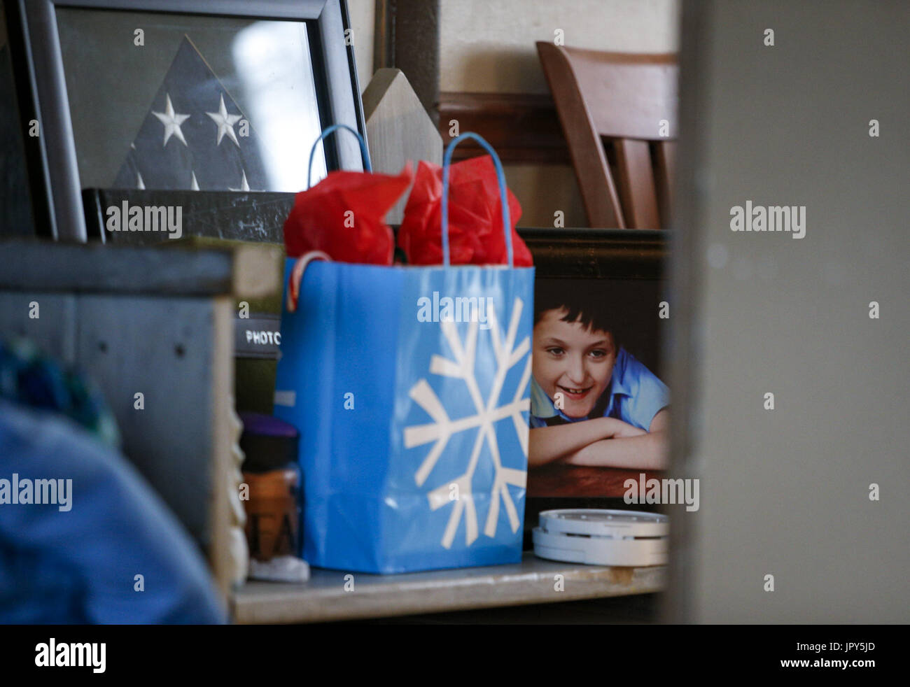 Davenport, Iowa, USA. 12. Januar 2017. Ein Foto von Ryan McDermott, 10, sieht man auf einem Regal aus dem Wohnzimmer zu Hause in Davenport McDermott auf Donnerstag, 12. Januar 2017. McDermott war als Kleinkind mit Dravet-Syndrom, einer schweren Form von Epilepsie diagnostiziert und hat derzeit zwischen 10 und 20 Anfälle pro Tag. Eine Cannabis-Öl-Studie durch die Universität von Iowa funktionierte nicht für McDermott, aber er wird in Kürze eine Studie durch die Mayo-Klinik namens Fenfluramin Bewertung bei seltenen Epilepsie beginnen. Bildnachweis: Andy Abeyta/Quad-Stadt-Zeiten / ZUMA Draht/Alamy Live News Stockfoto