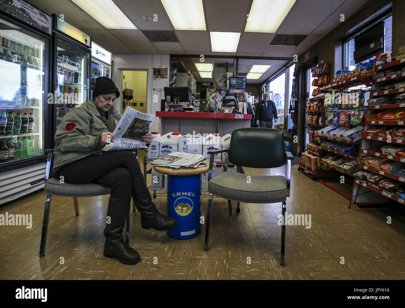 Davenport, Iowa, USA. 19. Januar 2017. Roxy Dankert Davenport wartet wie Mechanik ein Reifens für ihr bei Dittmer Service in Davenport auf Donnerstag, 19. Januar 2017 Patch. Im Januar 2016 besaß die Familie Full-Service-Tankstelle trennten sich die Wege bei der Shell Oil Company. Die vier-Pumpstation verloren diese der großen Öl-Zugehörigkeit als Gebrüder Dittmer sich weigerte, den multinationalen Öl und Benzin Unternehmenserwartungen entsprechen. Bildnachweis: Andy Abeyta/Quad-Stadt-Zeiten / ZUMA Draht/Alamy Live News Stockfoto
