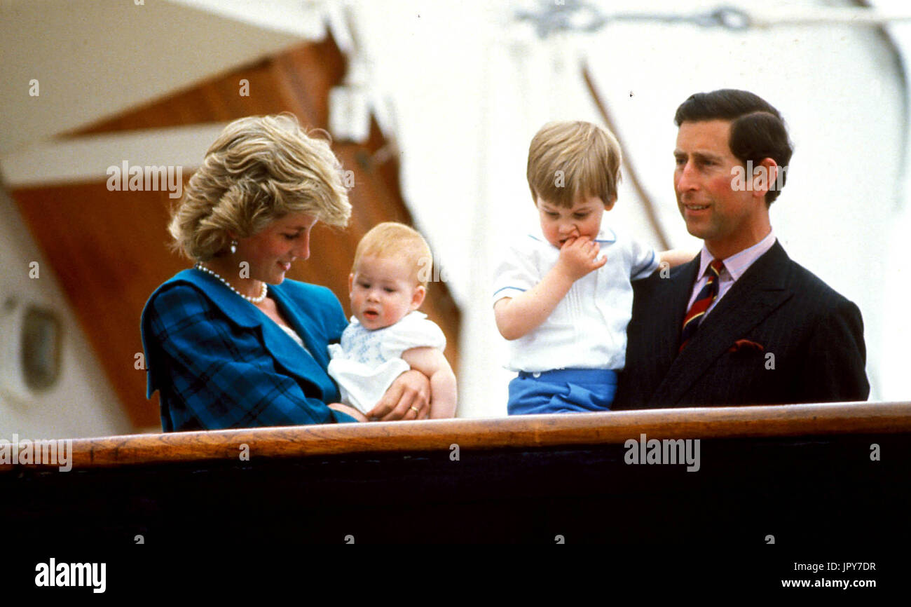 31. August 2017 feiert 20 Jahre seit Prinzessin Dianas Tod. Diana Princess of Wales starb an schweren Verletzungen in den frühen Morgenstunden des 31. August 1997 nach einem Autounfall in Paris. Im Bild: 1992 - Prinzessin Diana und Prinz Charles, Prinz William und Prinz Harry. Bildnachweis: Globus Photos/ZUMAPRESS.com/Alamy Live-Nachrichten Stockfoto