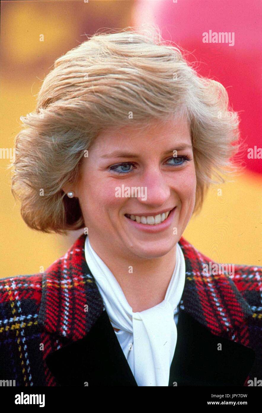 31. August 2017 feiert 20 Jahre seit Prinzessin Dianas Tod. Diana Princess of Wales starb an schweren Verletzungen in den frühen Morgenstunden des 31. August 1997 nach einem Autounfall in Paris. Im Bild: 12. Juli 1988 - Prinzessin Diana bei der Eröffnung der Bergspitze trocknen Ski-Pisten Beckton Alpen, East London. Bildnachweis: Globus Photos/ZUMAPRESS.com/Alamy Live-Nachrichten Stockfoto