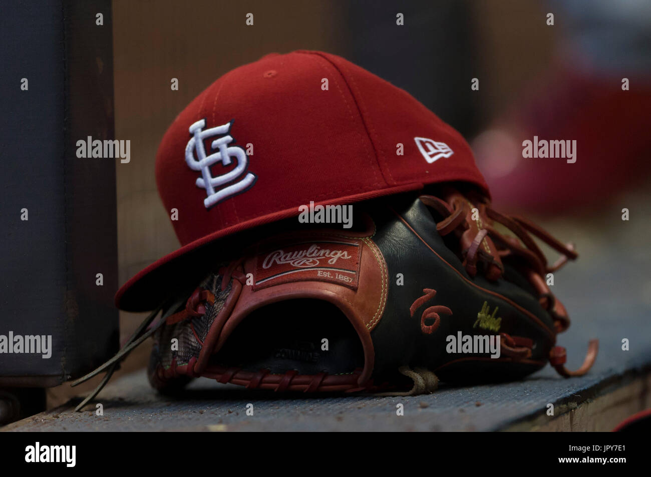 1. August 2017: St. Louis Cardinals zweiter Basisspieler Kolten Wong #16 Handschuh und Mütze während der Major League Baseball Spiel zwischen den Milwaukee Brewers und den St. Louis Cardinals im Miller Park in Milwaukee, Wisconsin. John Fisher/CSM Stockfoto