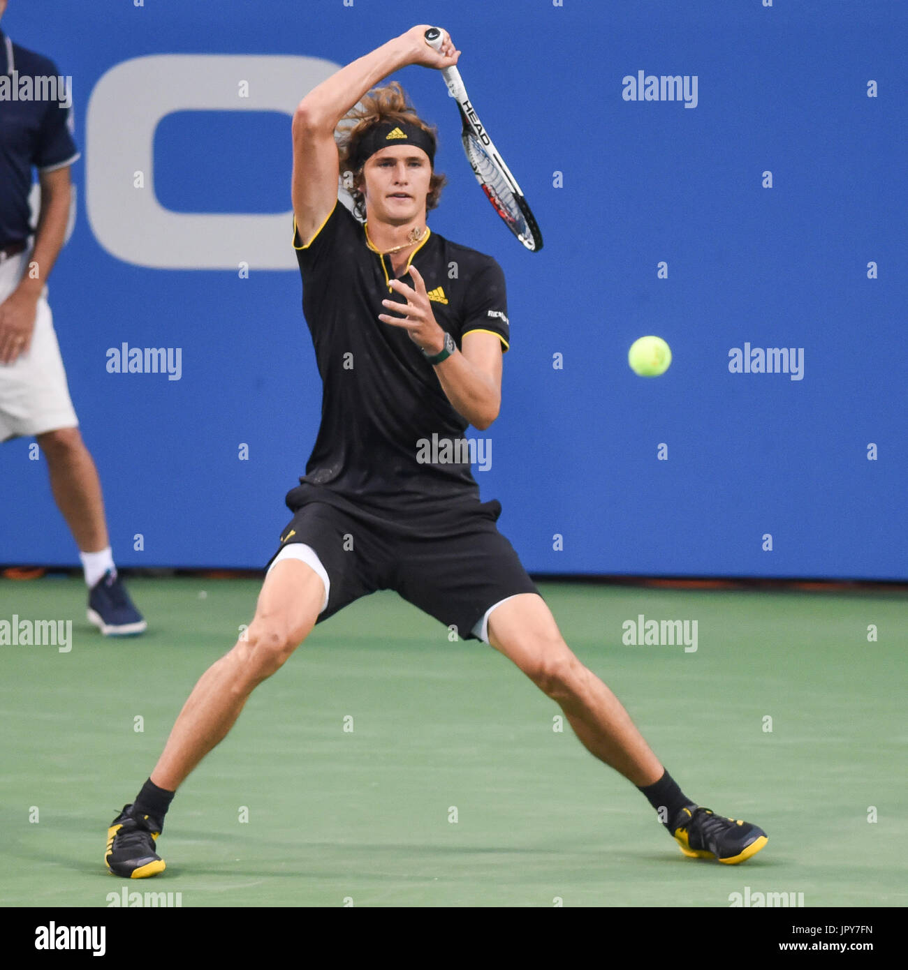 Washington, DC, USA. 2. August 2017. ALEXANDER ZVEREV trifft eine Vorhand in seinem zweiten Vorrundenspiel bei der Citi Open auf dem Rock Creek Park Tennis Center in Washington, DC Credit: Kyle Gustafson/ZUMA Draht/Alamy Live News Stockfoto