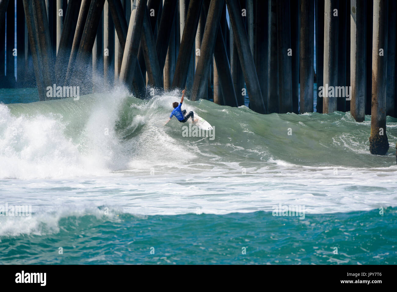 Huntington Beach, FL, USA. 2. August 2017. Yago Dora (BRA) konkurriert in der 2. Runde der Männer QS Wettbewerb bei den 2017 VANS uns Open of Surfing. Bildnachweis: Benjamin Ginsberg/Alamy Live-Nachrichten. Stockfoto