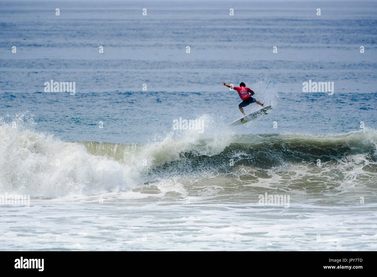 Huntington Beach, FL, USA. 2. August 2017. YKeanu Asing (USA-Hawaii) dreht sich über der Lippe in der Männer-QS-Wettbewerb bei den 2017 VANS uns Open of Surfing. Bildnachweis: Benjamin Ginsberg/Alamy Live-Nachrichten. Stockfoto