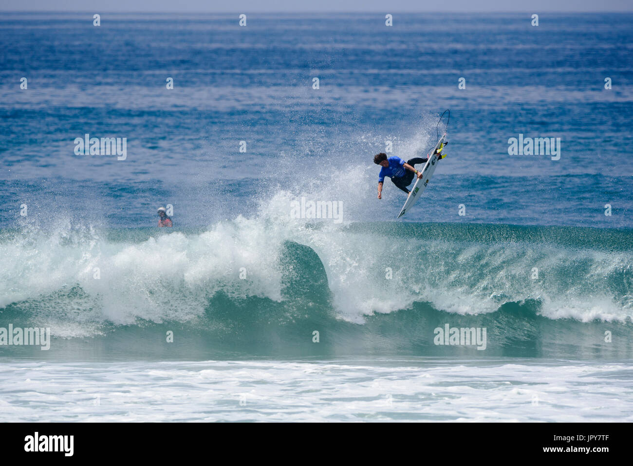 Huntington Beach, FL, USA. 2. August 2017. Yago Dora (BRA) packt seine Schiene mitten in der Luft auf einer Welle in Runde 2 der Herrenwettkampf QS bei der 2017 VANS uns Open of Surfing. Bildnachweis: Benjamin Ginsberg/Alamy Live-Nachrichten. Stockfoto