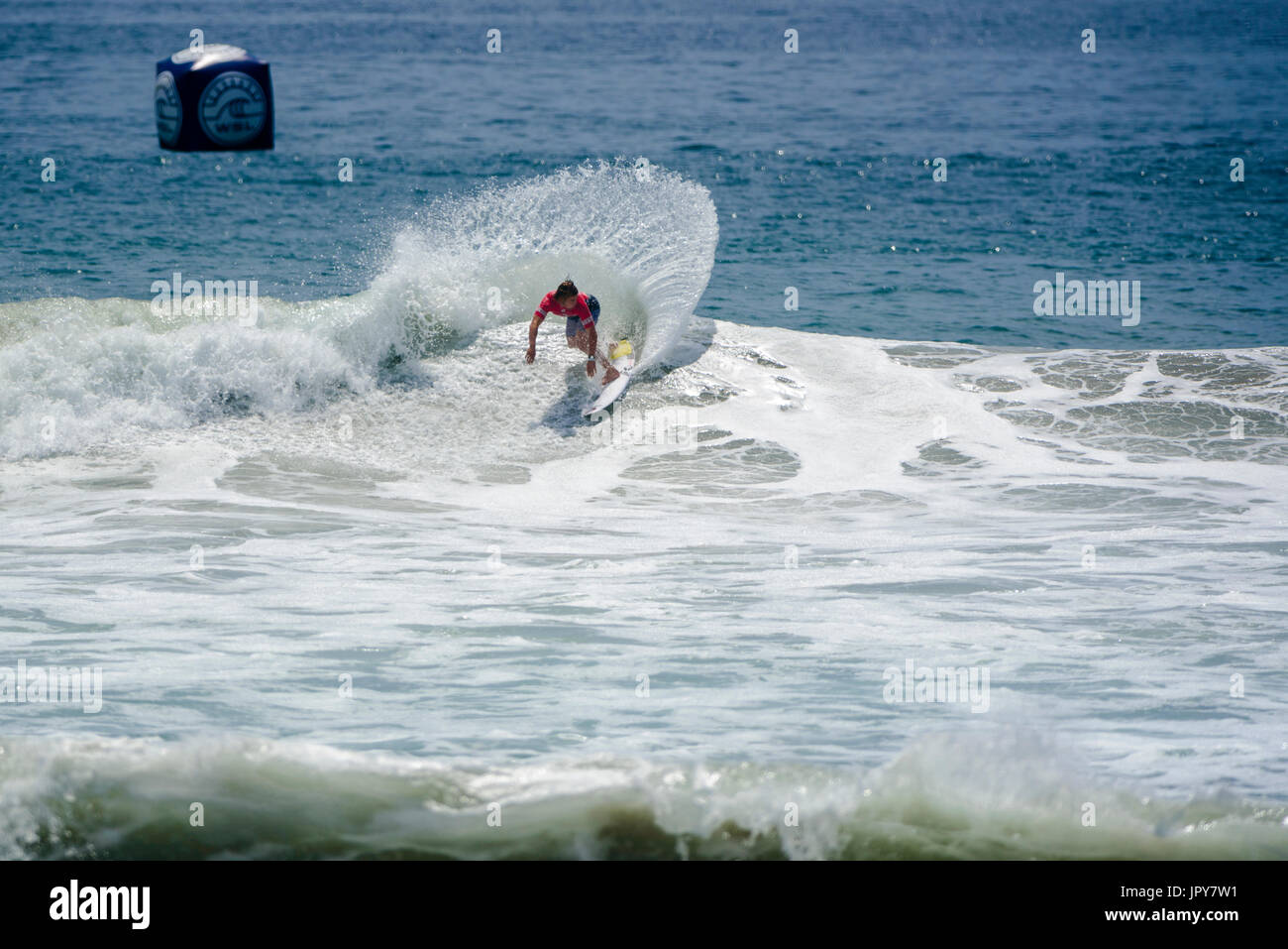 Huntington Beach, FL, USA. 2. August 2017. Conner Coffin (USA) gewinnt seinen Vorlauf in der 2. Runde der Männer QS Wettbewerb bei den 2017 VANS uns Open of Surfing. Bildnachweis: Benjamin Ginsberg/Alamy Live-Nachrichten. Stockfoto