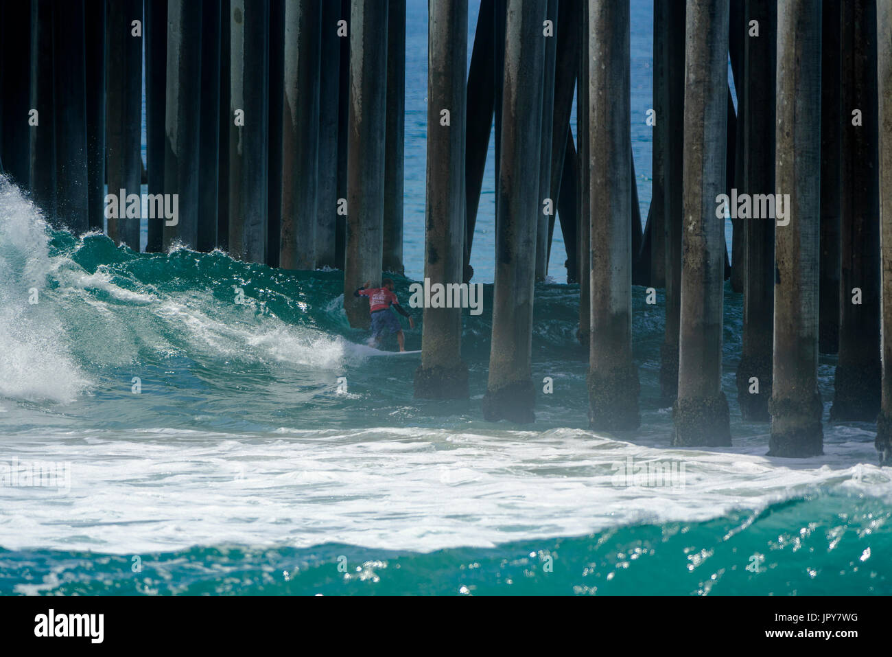 Huntington Beach, FL, USA. 2. August 2017. Jadson Andre (BRA) Winkeln durch Pier wie vielen anderen Wettbewerbern bis zum Ende seiner Welle während der Männer QS-Wettbewerb bei den 2017 VANS uns Open of Surfing. Bildnachweis: Benjamin Ginsberg/Alamy Live-Nachrichten. Stockfoto