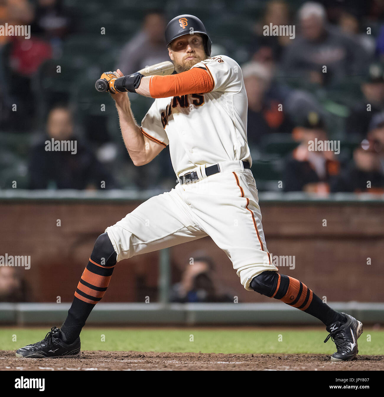 San Francisco, Kalifornien, USA. 2. August 2017. San Francisco Giants Recht Fielder pitch Hunter Pence (8) unter einer inneren im neunten Inning, während ein MLB-Spiel zwischen den Oakland Athletics und die San Francisco Giants im AT&T Park in San Francisco, Kalifornien. Valerie Shoaps/CSM/Alamy Live-Nachrichten Stockfoto