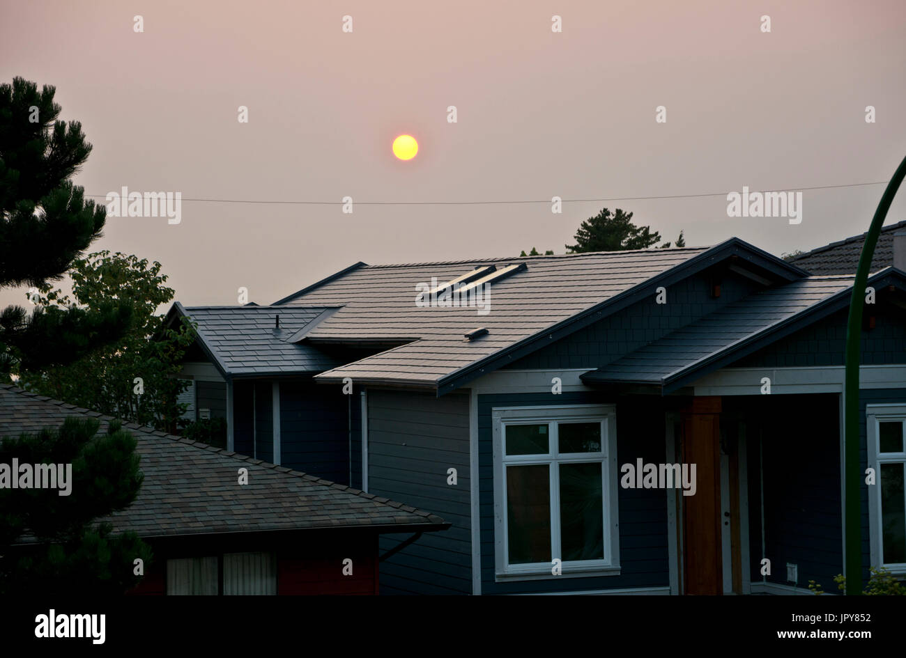 Burnaby, BC, Kanada (Metro Vancouver). 2. August 2017.  Eine abgeblendete und rot gefärbten Sonne scheint durch den rauchigen Himmel am frühen Abend in Metro Vancouver.  Luft-Qualität-Warnungen wurden für die nächsten Tage durch Rauch von den Waldbränden innen BC durch Winde an der Südküste Region der Provinz ausgestellt. Zusammen mit dem Rauch ist das Gebiet eine Hitzewelle erlebt.  Bildnachweis: Maria Janicki/Alamy Live-Nachrichten. Stockfoto Burnaby, BC, Kanada (Metro Vancouver). 2. August 2017.  Eine abgeblendete und rot gefärbten Sonne scheint durch den rauchigen Himmel am frühen Abend in Metro Vancouver.  Luft-Qualität-Warnungen wurden für die nächsten Tage durch Rauch von den Waldbränden innen BC durch Winde an der Südküste Region der Provinz ausgestellt. Zusammen mit dem Rauch ist das Gebiet eine Hitzewelle erlebt.  Bildnachweis: Maria Janicki/Alamy Live-Nachrichten. Stockfoto