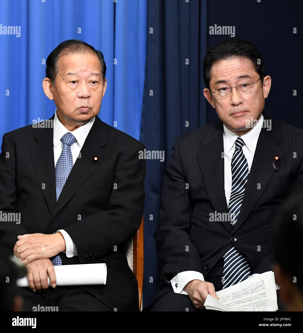 Tokio, Japan. 3. August 2017. Toshihiro Nikai (L), Japan die regierende Liberaldemokratische Partei Generalsekretär und Fumio Kishida, Japan ausgehende Außenminister und der neue Leiter der regierende Liberale Demokratische Partei Policy Research Council, eine Pressekonferenz in Tokio, Japan, 3. August 2017 teilnehmen. Der japanische Premierminister Shinzo Abe am Donnerstag bestellt veteran Verbündeten in seiner Nähe zu Schlüsselpositionen innerhalb der regierenden Liberaldemokratischen Partei (LDP), historisch niedrige öffentliche Fördersätze zu stärken, wobei Ausgewogenheit zwischen fraktionellen Einflüsse innerhalb der Partei zu helfen. Bildnachweis: Ma Ping/Xinhua/Alamy Live-Nachrichten Stockfoto