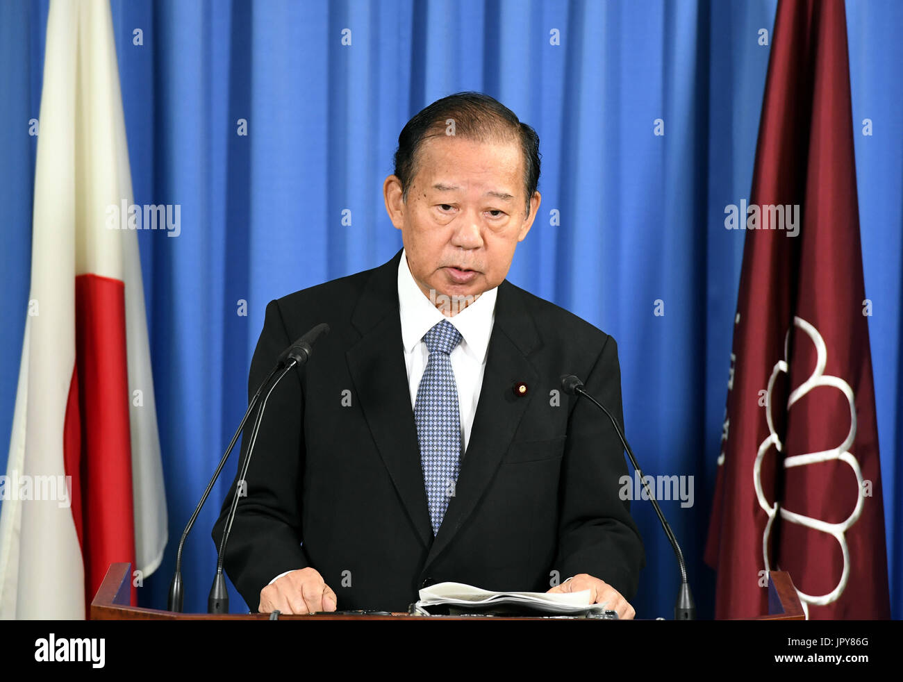 Tokio, Japan. 3. August 2017. Nikai Toshihiro, Japan regierenden Liberal-Demokratischen Partei Generalsekretär, spricht auf einer Pressekonferenz in Tokio, Japan, 3. August 2017. Der japanische Premierminister Shinzo Abe am Donnerstag zum veteran Verbündeten in seiner Nähe zu Schlüsselpositionen innerhalb der regierenden Liberaldemokratischen Partei zu historisch niedrigen öffentlichen Fördersätze zu stärken, wobei Ausgewogenheit zwischen fraktionellen Einflüsse innerhalb der Partei ernannt. Bildnachweis: Ma Ping/Xinhua/Alamy Live-Nachrichten Stockfoto