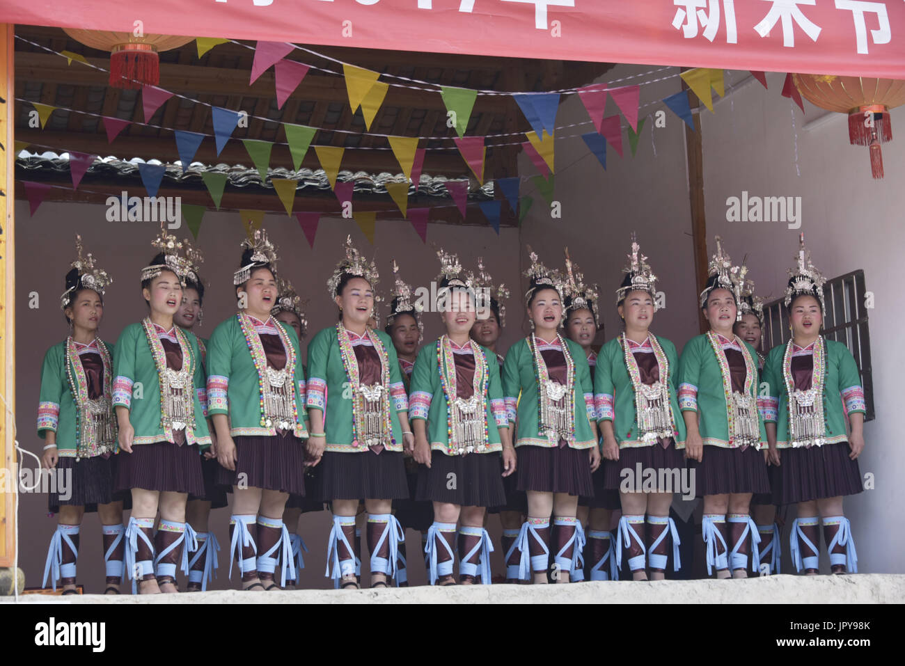 China. 2. August 2017. Guizhou, CHINA-2. August (nur zur redaktionellen Verwendung. CHINA HERAUS). Dong Menschen feiern das jährliche traditionelle Xinmi Festival in Congjiang, Südwesten Chinas Provinz Guizhou, 2. August 2017. Bildnachweis: SIPA Asien/ZUMA Draht/Alamy Live-Nachrichten Stockfoto