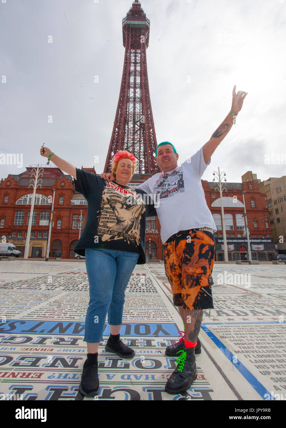 Blackpool, Lancashire, UK. 3. August 2017. Johanna & Steve bei der Rebellion Festival weltweit größte Punk-Festival beginnt, wie Tausende von Punks in Blackpool für internationale Punk-Festival kommen. Anfang August, Blackpools Wintergärten ist Gastgeber für eine massive Reihe von Punk-Bands für die 21. Ausgabe der Rebellion Festival. Es gibt eine Franse Fest läuft neben dem main Event. Namens "At the Edge" mit einer Kunstausstellung, Vintage-Kleidung und eine engagierte stall Dr Martens. Kredite; MediaWorldImages/AlamyLiveNews. Stockfoto