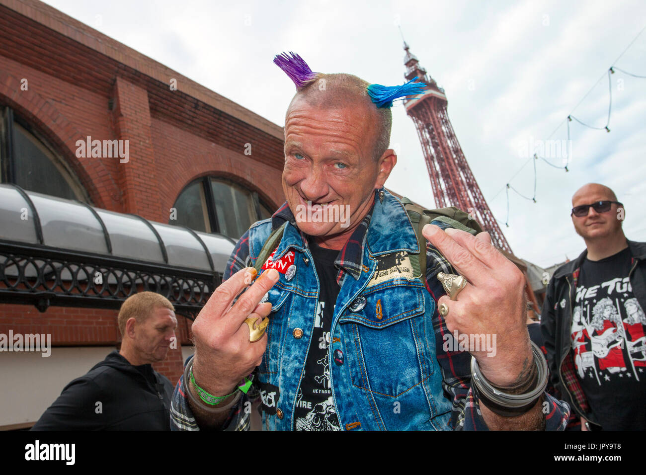 Blackpool, Lancashire, UK. 3. August 2017. Französischen Teilnehmer an Rebellion Festival weltweit größte Punk-Festival beginnt, wie Tausende von Punks in Blackpool für internationale Punk-Festival kommen. Anfang August, Blackpools Wintergärten ist Gastgeber für eine massive Reihe von Punk-Bands für die 21. Ausgabe der Rebellion Festival. Es gibt eine Franse Fest läuft neben dem main Event. Namens "At the Edge" mit einer Kunstausstellung, Vintage-Kleidung und eine engagierte stall Dr Martens. Kredite; MediaWorldImages/AlamyLiveNews. Stockfoto