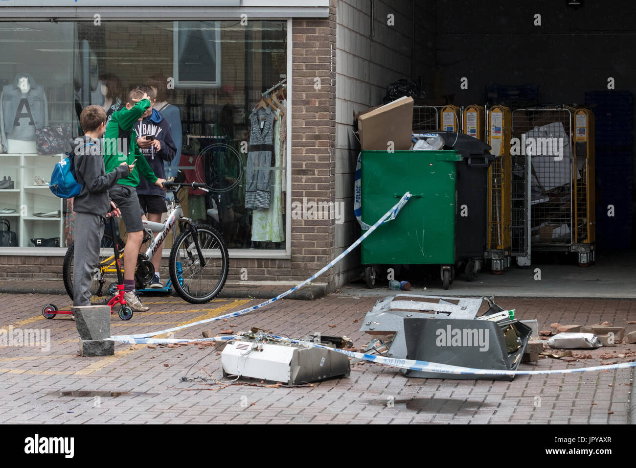 Hatton, Derbyshire, UK. 3. August 2017. Anwohner beurteilen die Folgen eines zweiten lokalen Geldautomaten ATM Raubes in einem 24-Stunden Periode kam über Nacht in Nisa lokaler, Hatton, Derbyshire, Großbritannien, am Morgen des 3. August 2017. Am Vortag hatte einen Geldautomaten ATM Raub von einem Co-Operative Geschäft in Kings Bromley, Staffordshire gesehen. Stockfoto