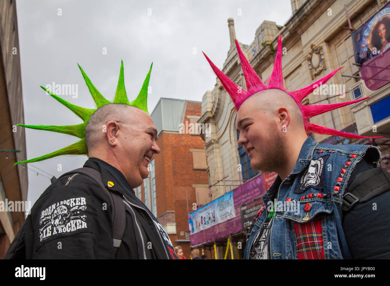 Blackpool, Lancashire, UK. 3. August 2017. Damien & George Rebellion Festival weltweit größte Punk-Festival beginnt, wie Tausende von Punks in Blackpool für internationale Punk-Festival kommen. Anfang August, Blackpools Wintergärten ist Gastgeber für eine massive Reihe von Punk-Bands für die 21. Ausgabe der Rebellion Festival. Es gibt eine Franse Fest läuft neben dem main Event. Namens "At the Edge" mit einer Kunstausstellung, Vintage-Kleidung und eine engagierte stall Dr Martens. Kredite; MediaWorldImages/AlamyLiveNews. Stockfoto