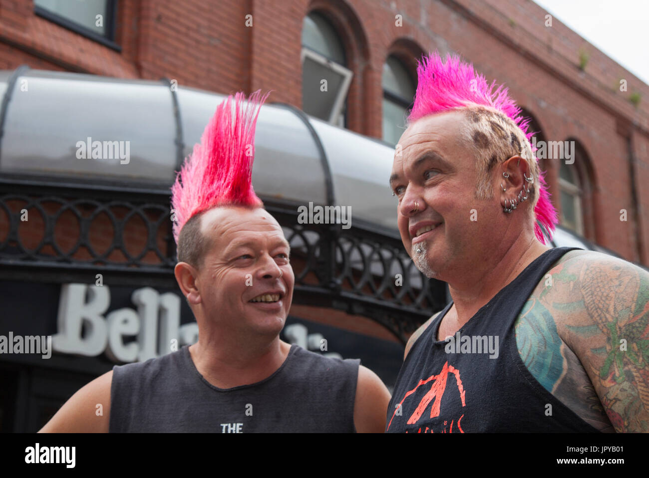 Blackpool, Lancashire, UK. 3. August 2017. Rebellion Festival weltweit größte Punk-Festival beginnt, wie Tausende von Punks in Blackpool für internationale Punk-Festival kommen. Anfang August, Blackpools Wintergärten ist Gastgeber für eine massive Reihe von Punk-Bands für die 21. Ausgabe der Rebellion Festival. Es gibt eine Franse Fest läuft neben dem main Event. Namens "At the Edge" mit einer Kunstausstellung, Vintage-Kleidung und eine engagierte stall Dr Martens. Kredite; MediaWorldImages/AlamyLiveNews. Stockfoto