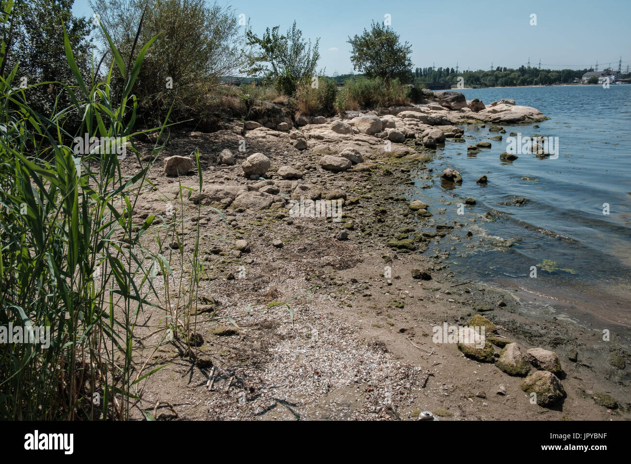 Im Sommer gibt es sehr wenig Wasser im Fluss Südlicher Bug in der Nähe der Stadt Ladyzhin wegen des heißen Wetters und der Unternehmen nehmen Sie Wasser für ihre Bedürfnisse. Stockfoto